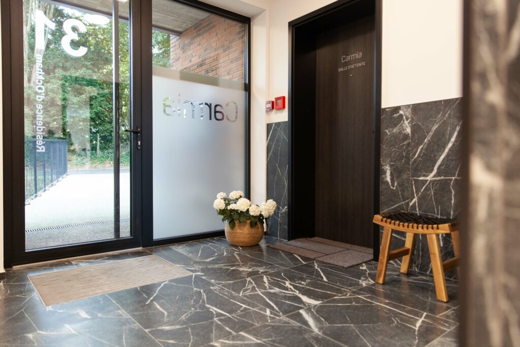 Salle d'attente du cabinet + entrée