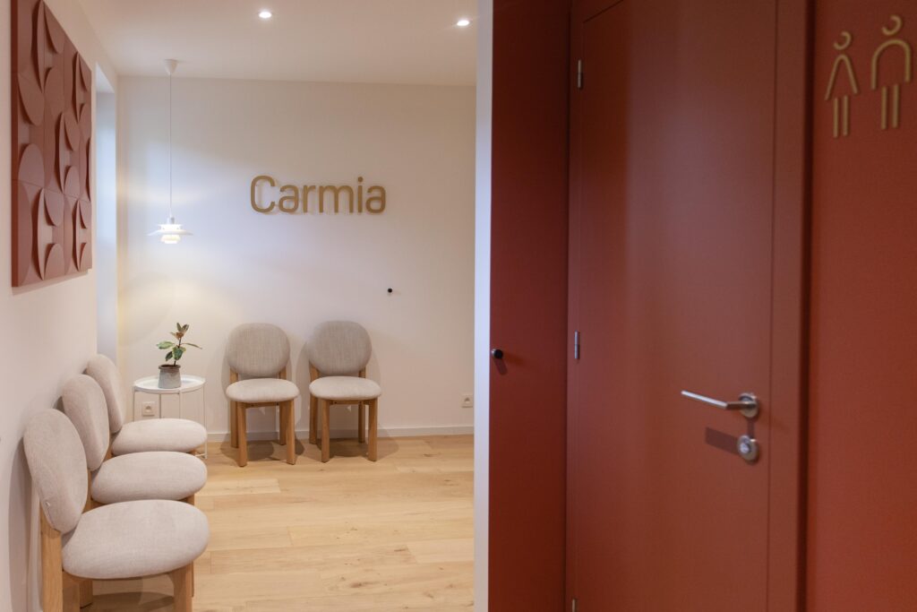 Salle d'attente du cabinet + chaises+ logo